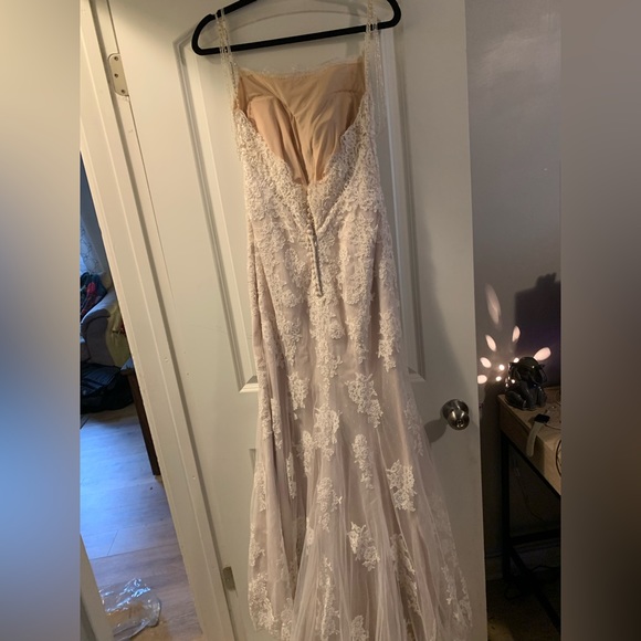 Wedding Dress & Custom Veil - Picture 3 of 7